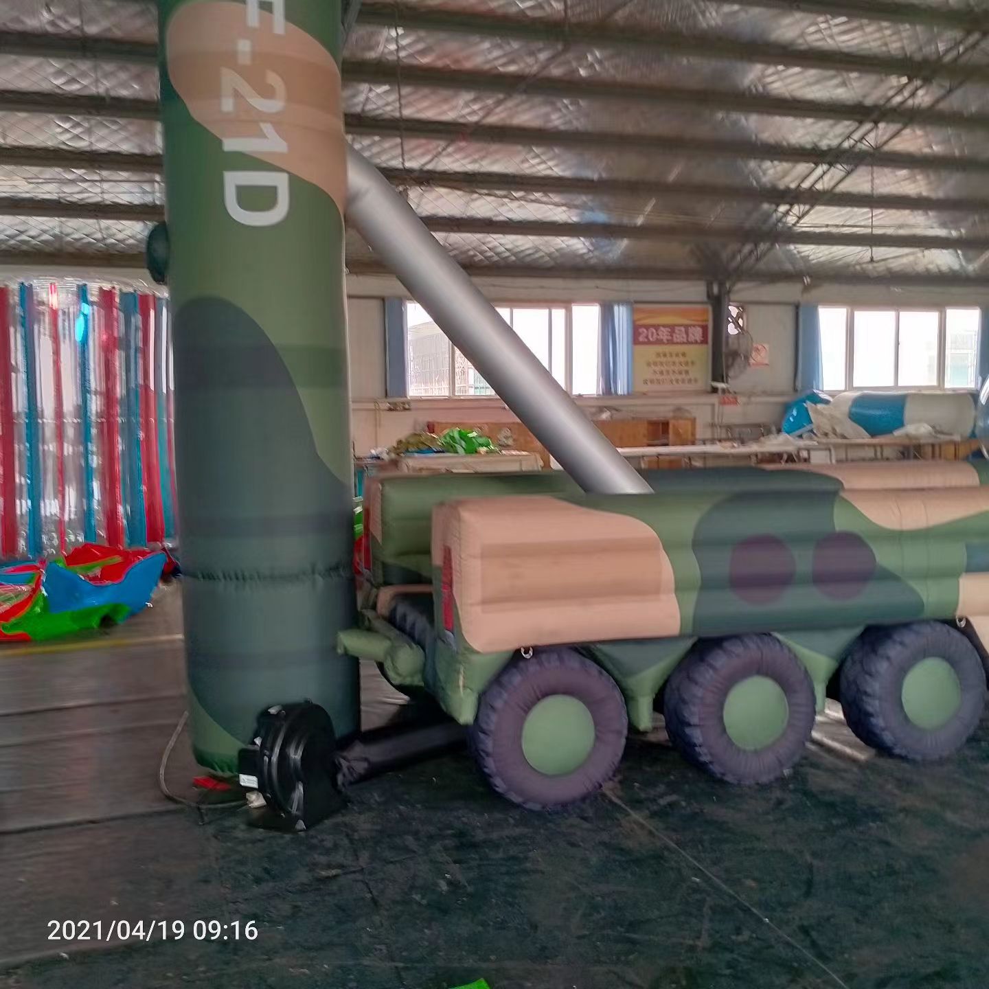 凉城军事演习中的充气目标车辆：模拟发射车雷达车坦克飞机